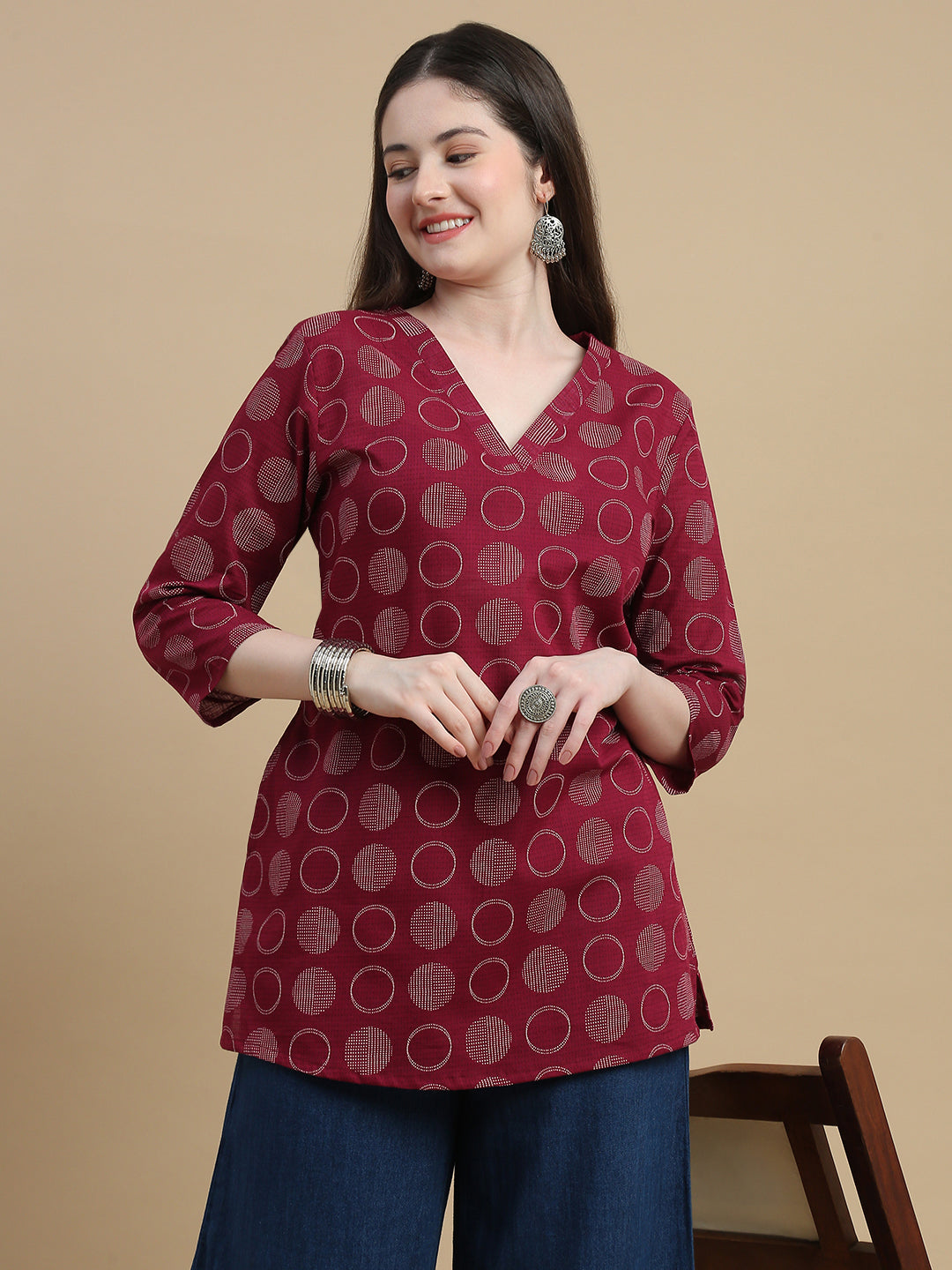 De Moza Women Woven Viscose Regular Fit Kurta with V-Neck and 3/4th Sleeves Burgandy - De Moza
