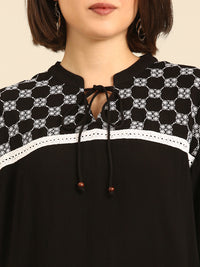 Top Embroidered-Black - De Moza