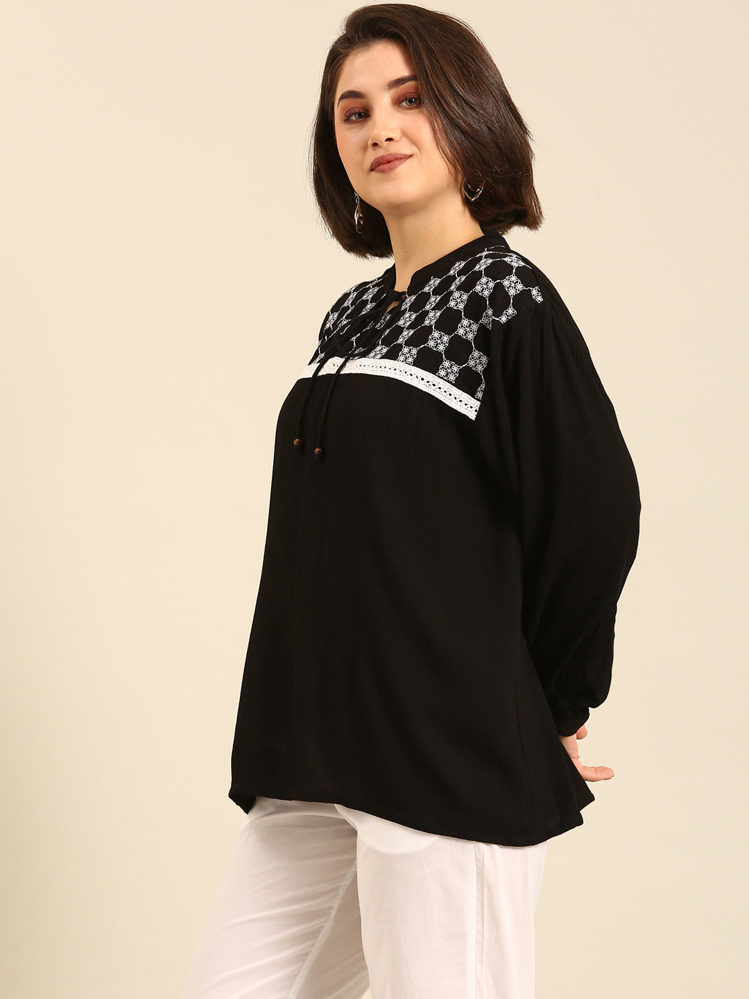 Top Embroidered-Black - De Moza