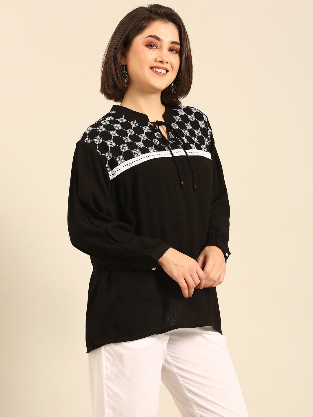 Top Embroidered-Black - De Moza