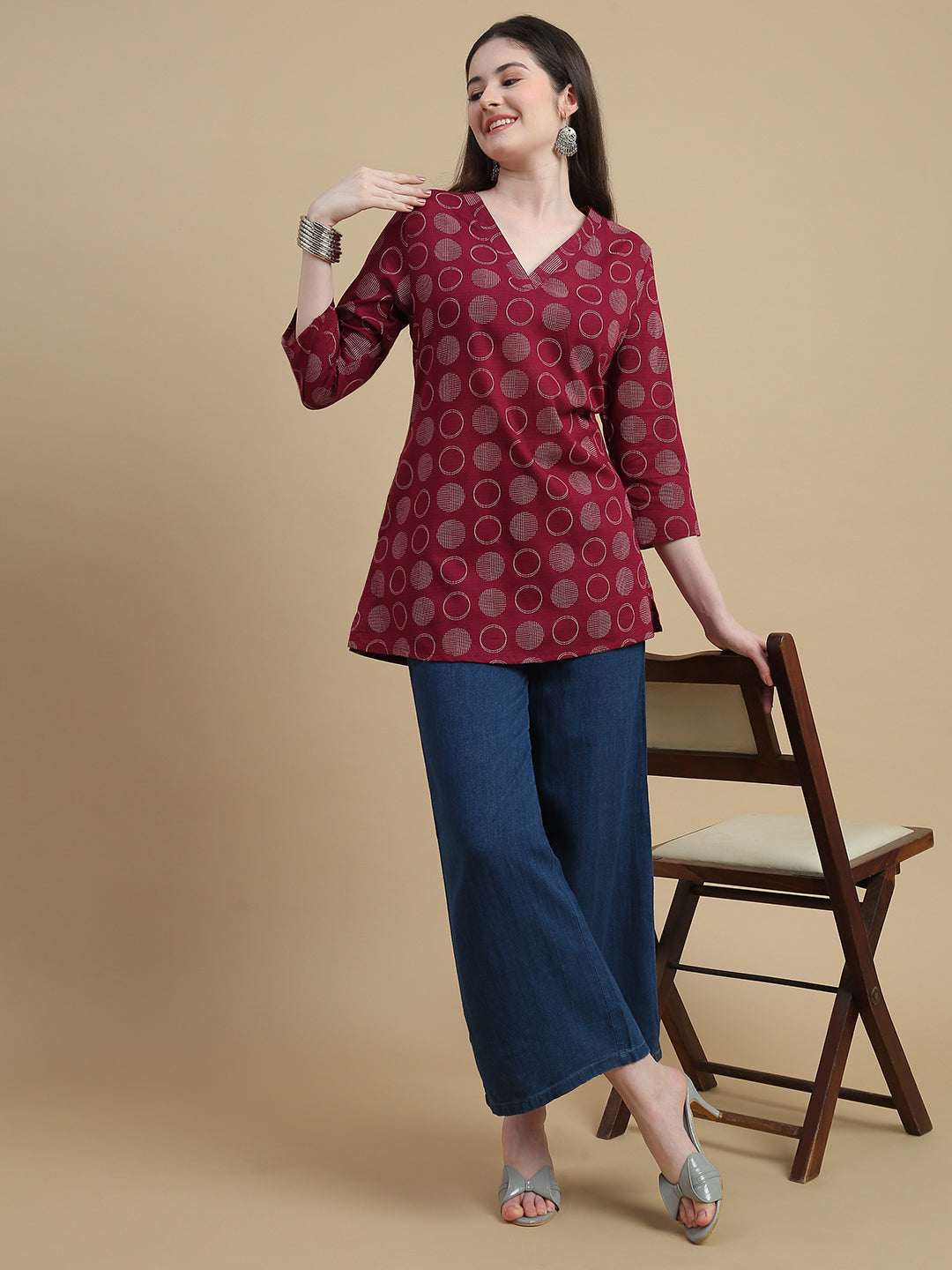 De Moza Women Woven Viscose Regular Fit Kurta with V-Neck and 3/4th Sleeves Burgandy - De Moza