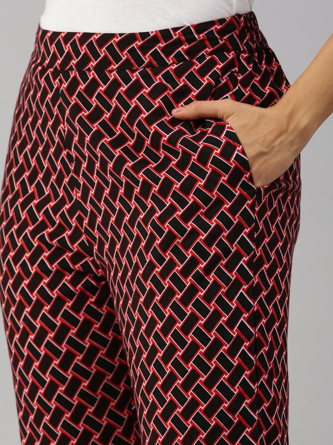 De Moza Women Printed Straight Pants in Black & Red