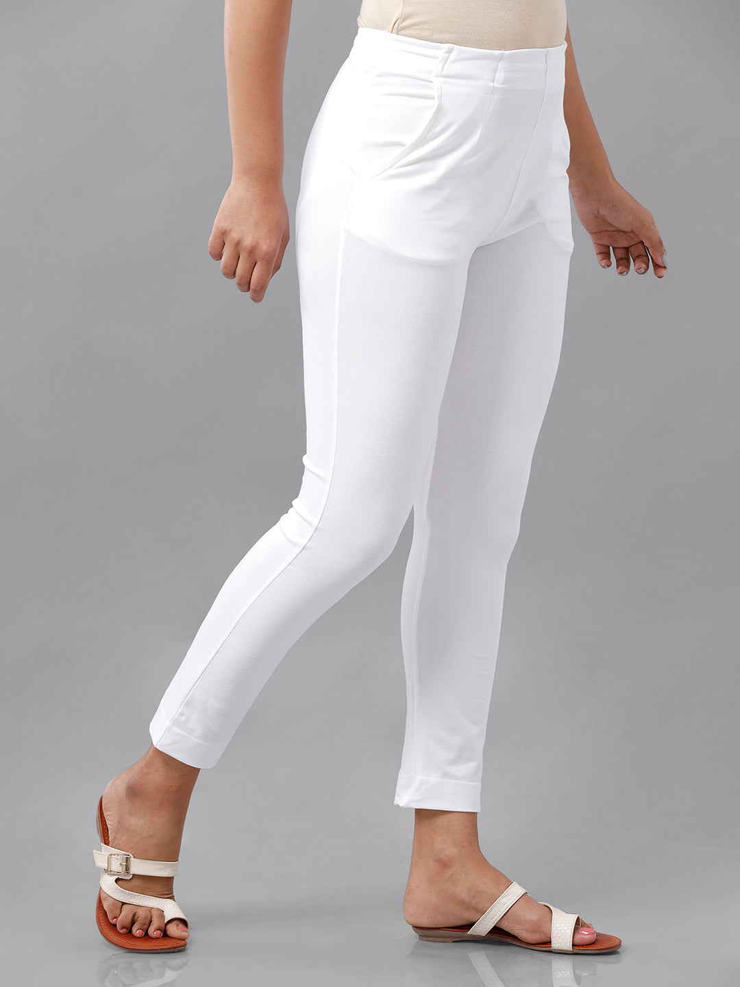 UNIQLO Ezy Ankle Pants in White, Women's Fashion, Bottoms, Other Bottoms on  Carousell